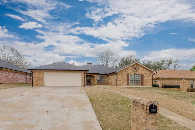 $329,000 | 1909 Castlegate Drive, Henderson, TX 75654