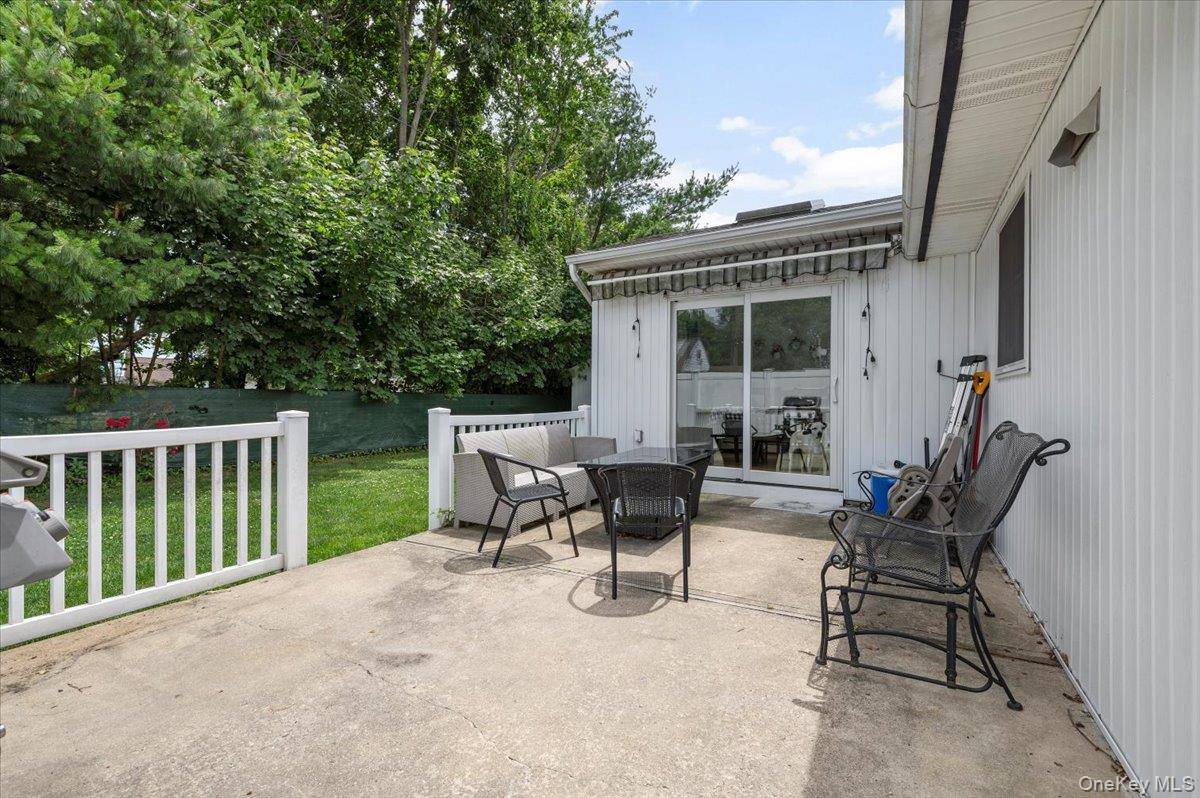 512 Farm Ranch Road East Bethpage, NY 11714 - Photo 19 of 23