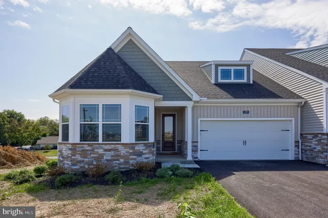 a view of a house with backyard
