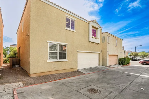 $2,200 | 7560 Trendy Court, Las Vegas, NV 89149