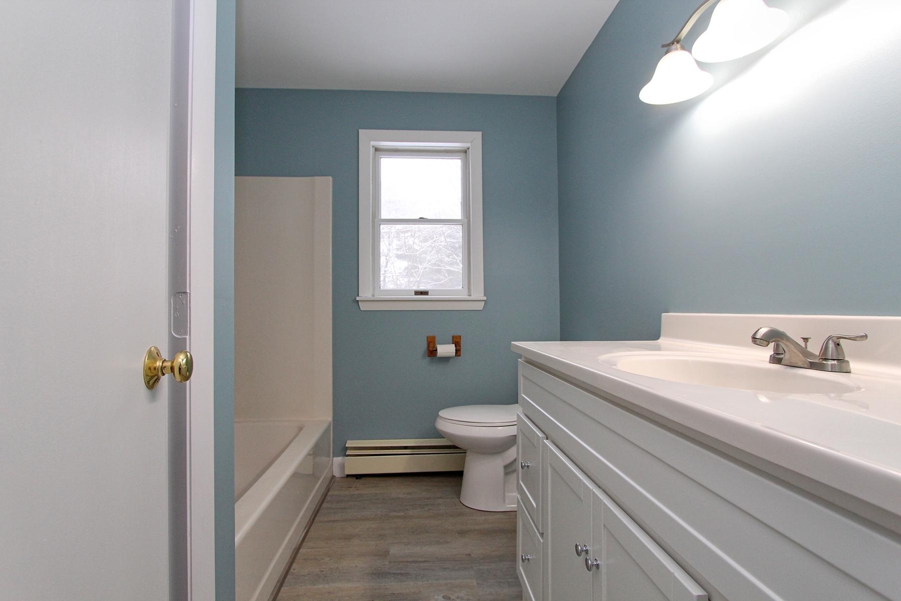 29 Augusta Road Topsham, ME 04086 - Photo 7 of 15 29-Augusta-Bath1