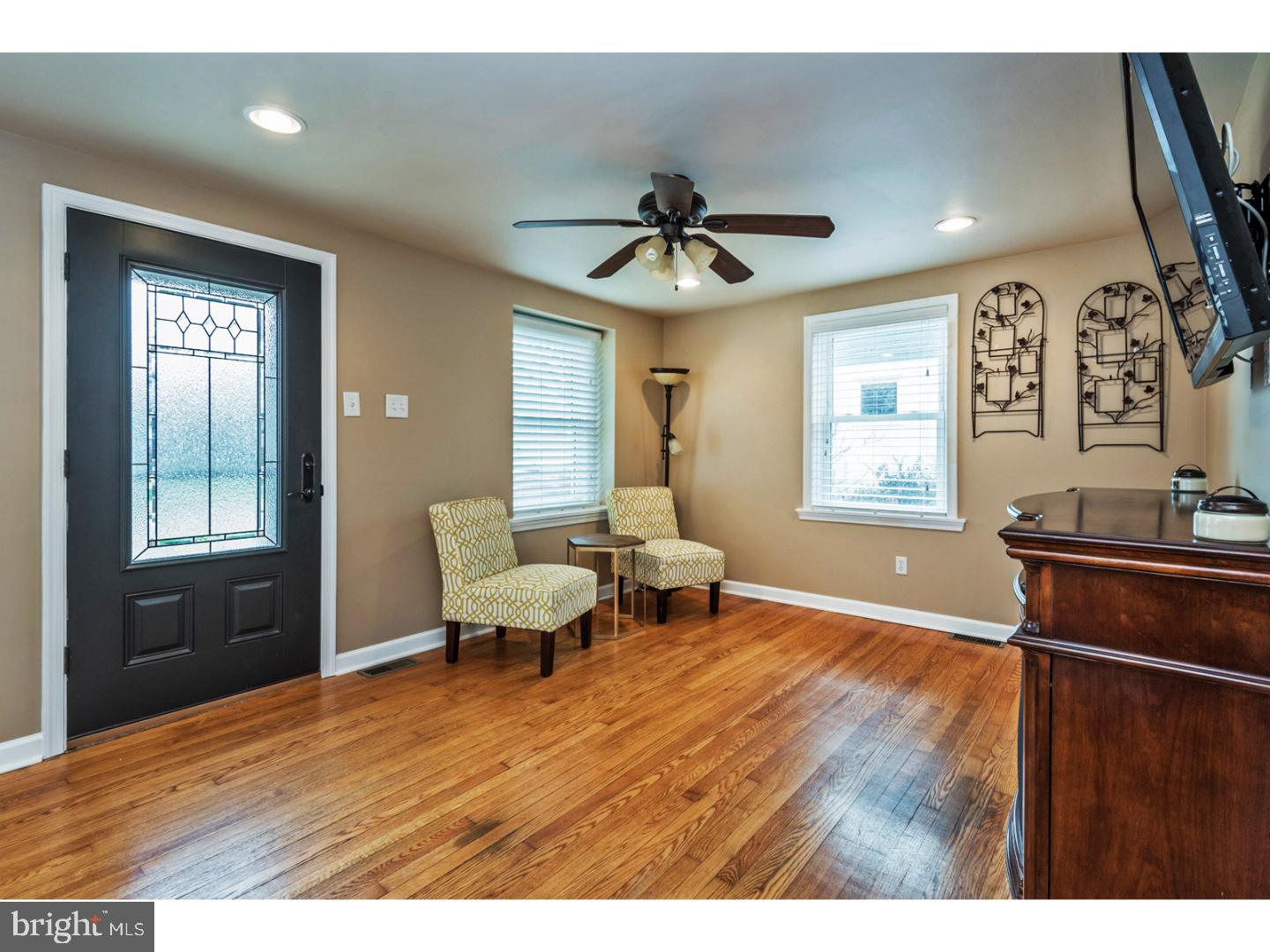 422 Madison Road Willow Grove, PA 19090 - Photo 8 of 22 Living Room