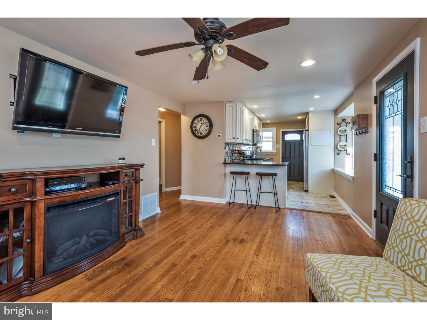422 Madison Road Willow Grove, PA 19090 - Photo 9 of 22 Living Room