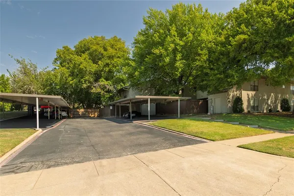 a view of a house with backyard and trees