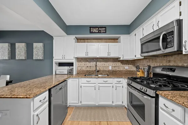 $419,888 | 907 Thornwood Court, Unit 2, St. Charles, IL 60174