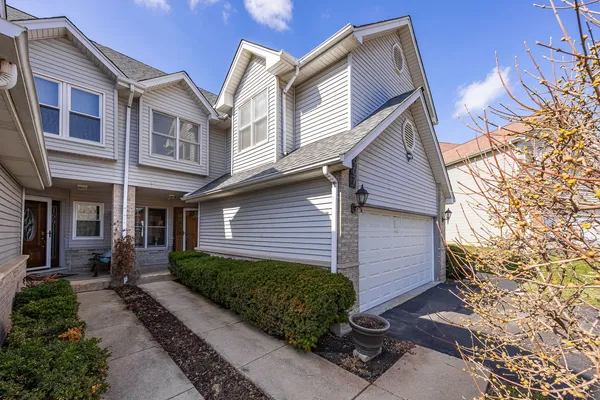 $419,888 | 907 Thornwood Court, Unit 2, St. Charles, IL 60174