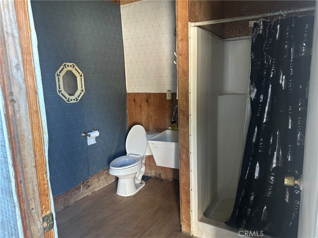 7900 West Myrtle Avenue Winton, CA 95388 - Photo 14 of 21 a bathroom with a toilet and a shower