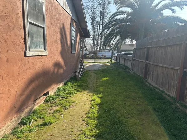 a view of yard with green space