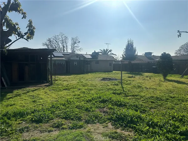a view of a back yard