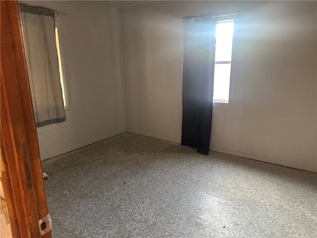7900 West Myrtle Avenue Winton, CA 95388 - Photo 5 of 21 an empty room with a mirror
