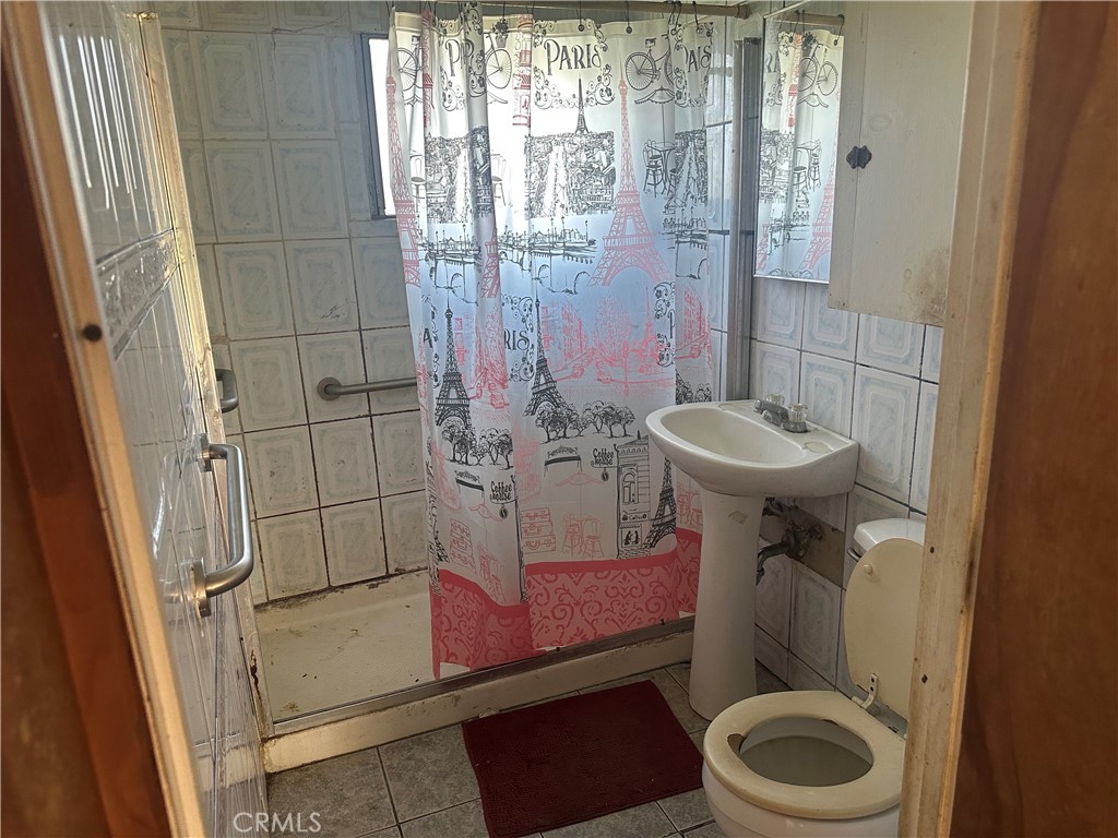 7900 West Myrtle Avenue Winton, CA 95388 - Photo 8 of 21 a bathroom with a sink toilet and shower