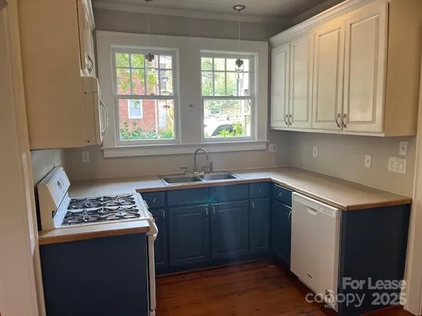 $2,900 | 801 Hawthorne Lane, Charlotte, NC 28204