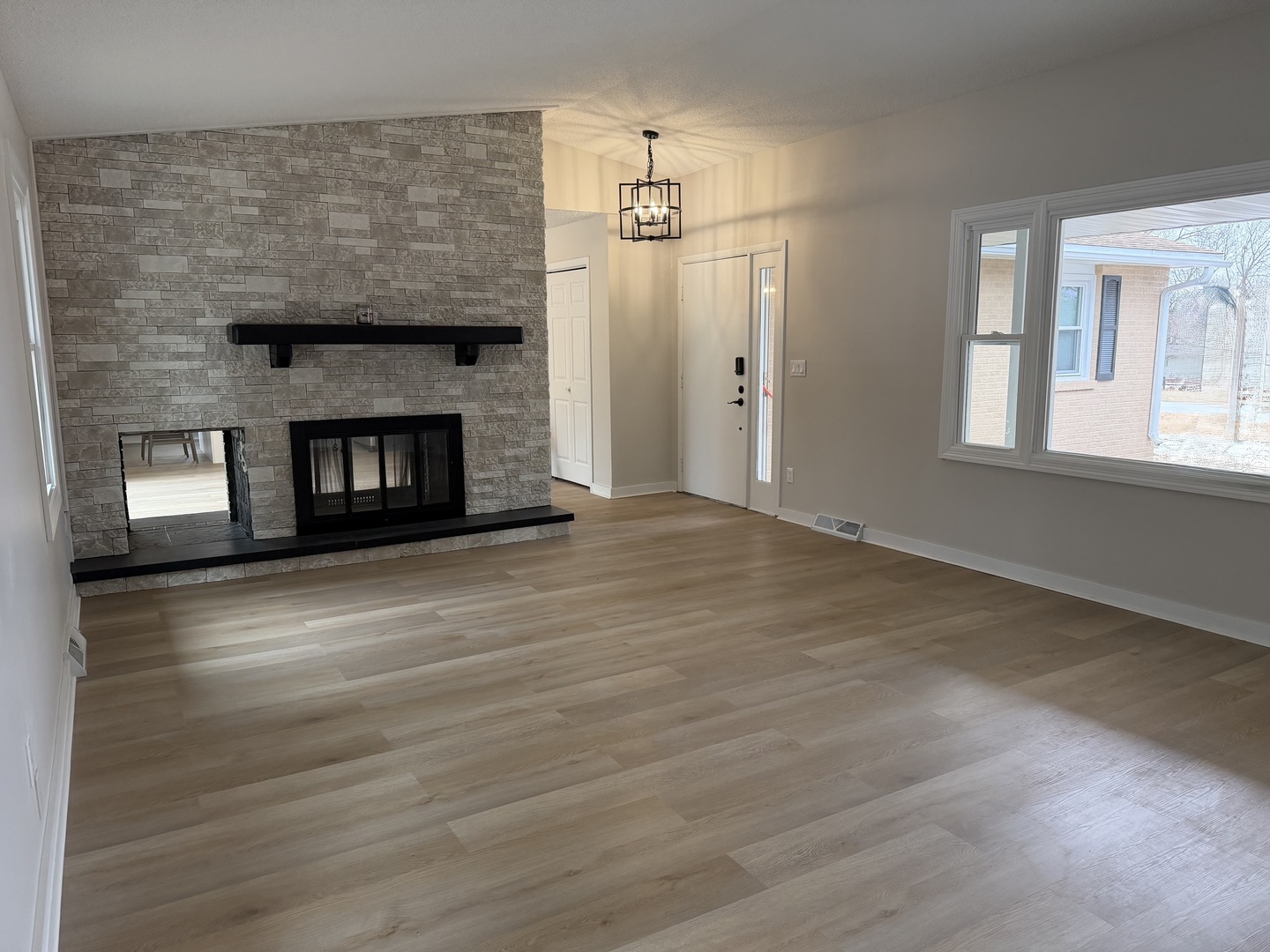 855 Riverside Drive Dixon, IL 61021 - Photo 2 of 17