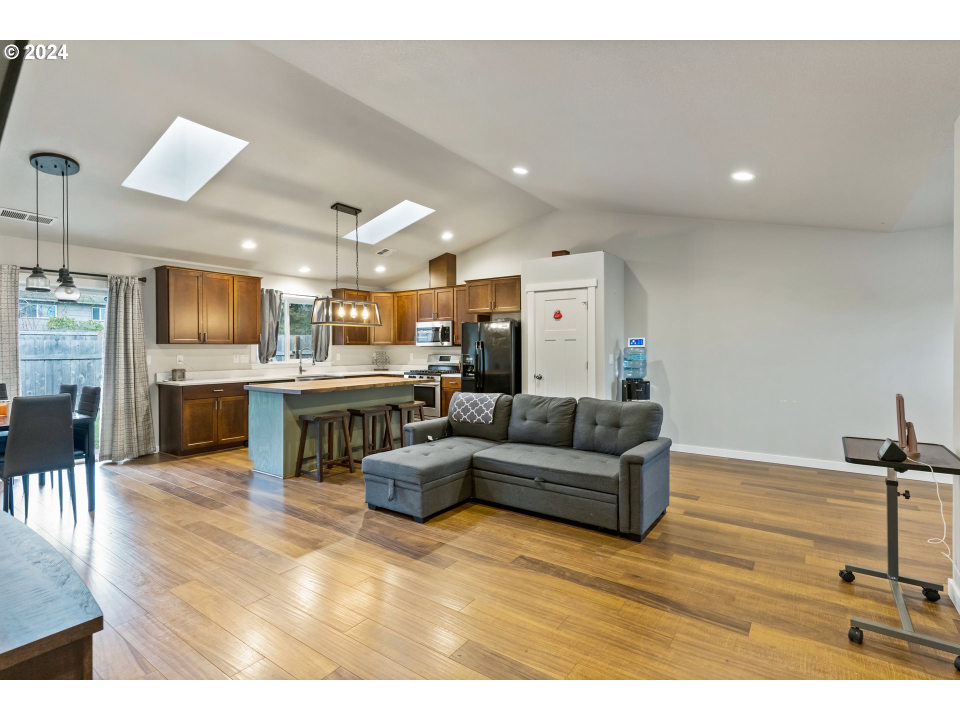 4353 Liberty Road South Salem, OR 97302 - Photo 6 of 25 a living room with furniture and kitchen view