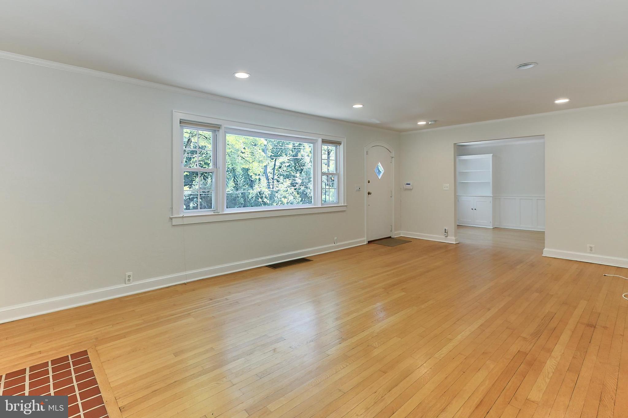 3304 Annandale Road Falls Church, VA 22042 - Photo 7 of 57 LR looking in to Dining Room