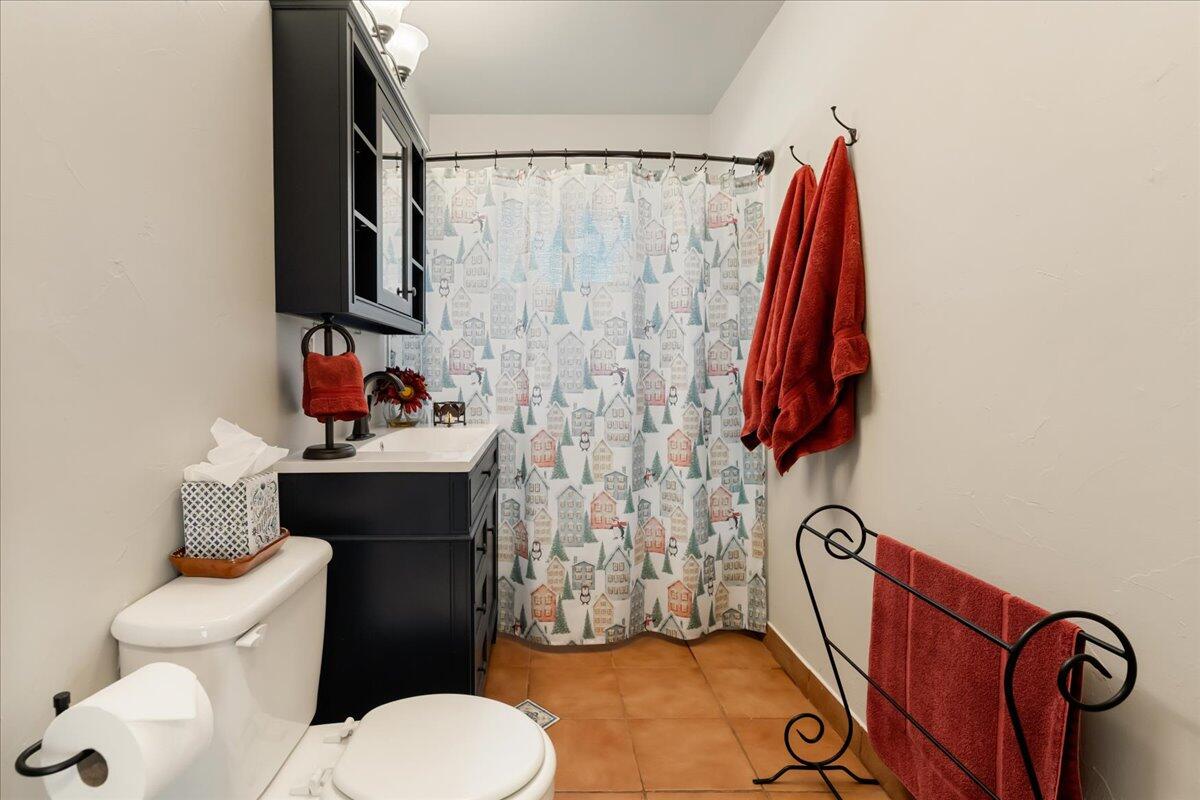 509 Deetz Road Mount Shasta, CA 96067 - Photo 13 of 30 Spacious Bathroom