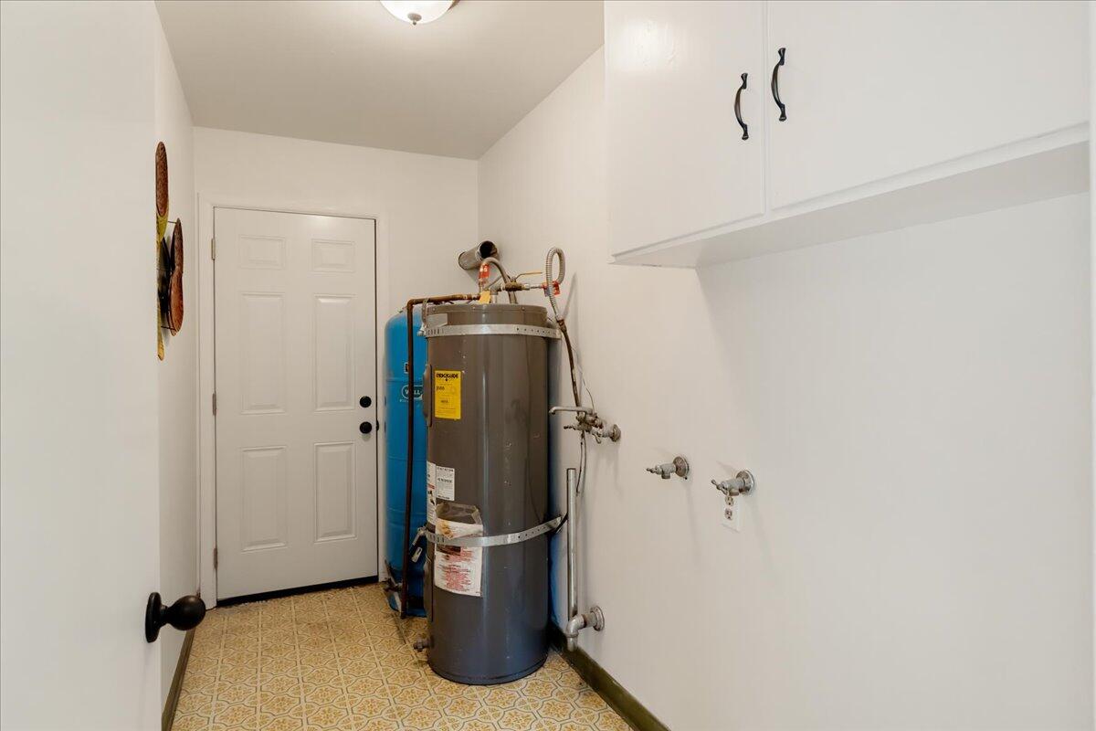 509 Deetz Road Mount Shasta, CA 96067 - Photo 14 of 30 Large Laundry/Mudroom