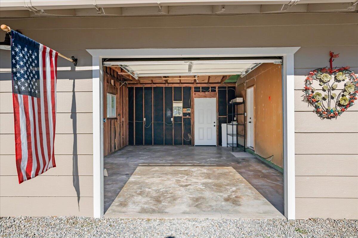 509 Deetz Road Mount Shasta, CA 96067 - Photo 22 of 30 Spacious 1-Car Attached Garage