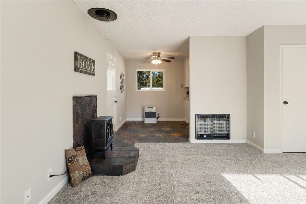 509 Deetz Road Mount Shasta, CA 96067 - Photo 6 of 30 Living Room Entry View
