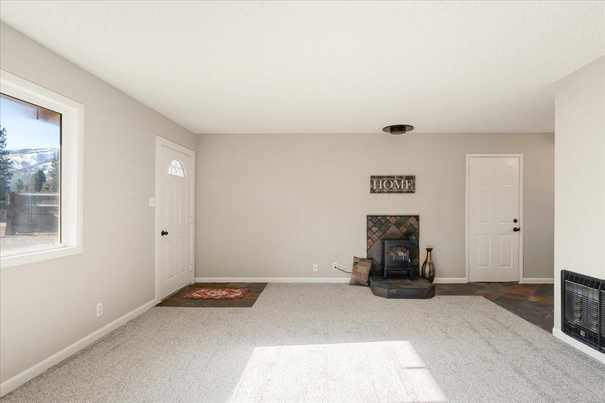 509 Deetz Road Mount Shasta, CA 96067 - Photo 7 of 30 Living Room - View 2
