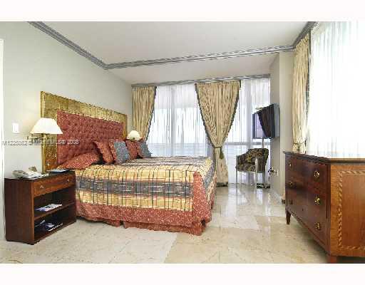 101 Ocean Drive, Unit 807 Miami Beach, FL 33139 - Photo 4 of 8 a bedroom with a bed and a window