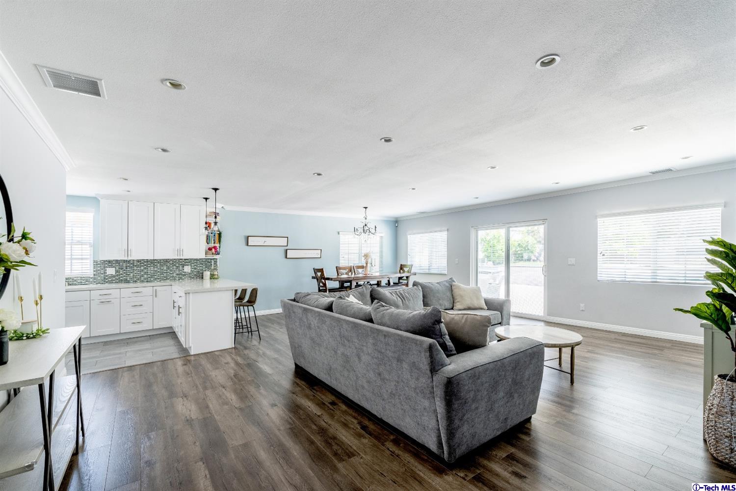 9748 Cabanas Avenue Tujunga, CA 91042 - Photo 4 of 25