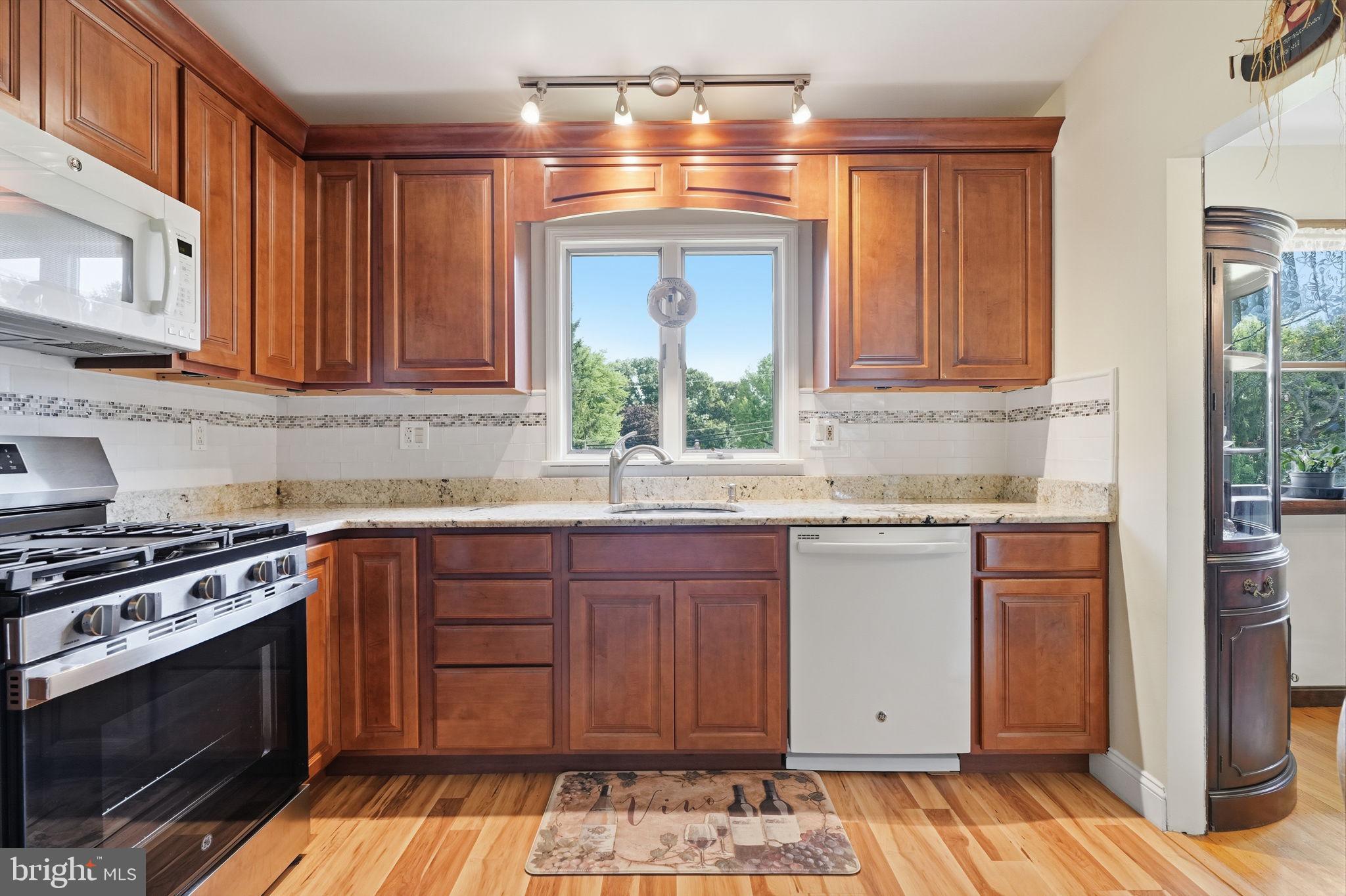 425 Shallcross Road Southampton, PA 18966 - Photo 6 of 27 Gallery Image 6