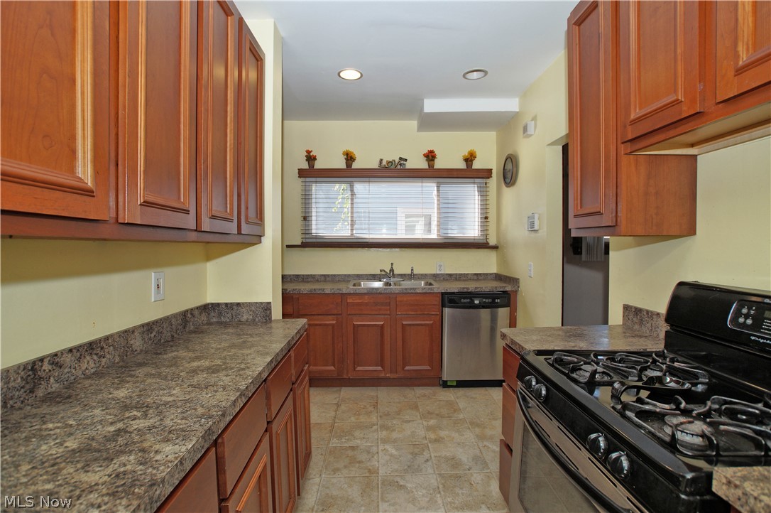 16312 Helmsdale Road Cleveland, OH 44112 - Photo 8 of 28
