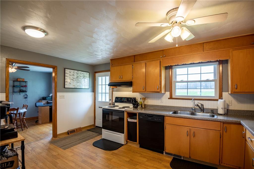 820 South Neshannock Road Hermitage, PA 16148 - Photo 8 of 18 Huge kitchen with tons of storage and appliance package.
