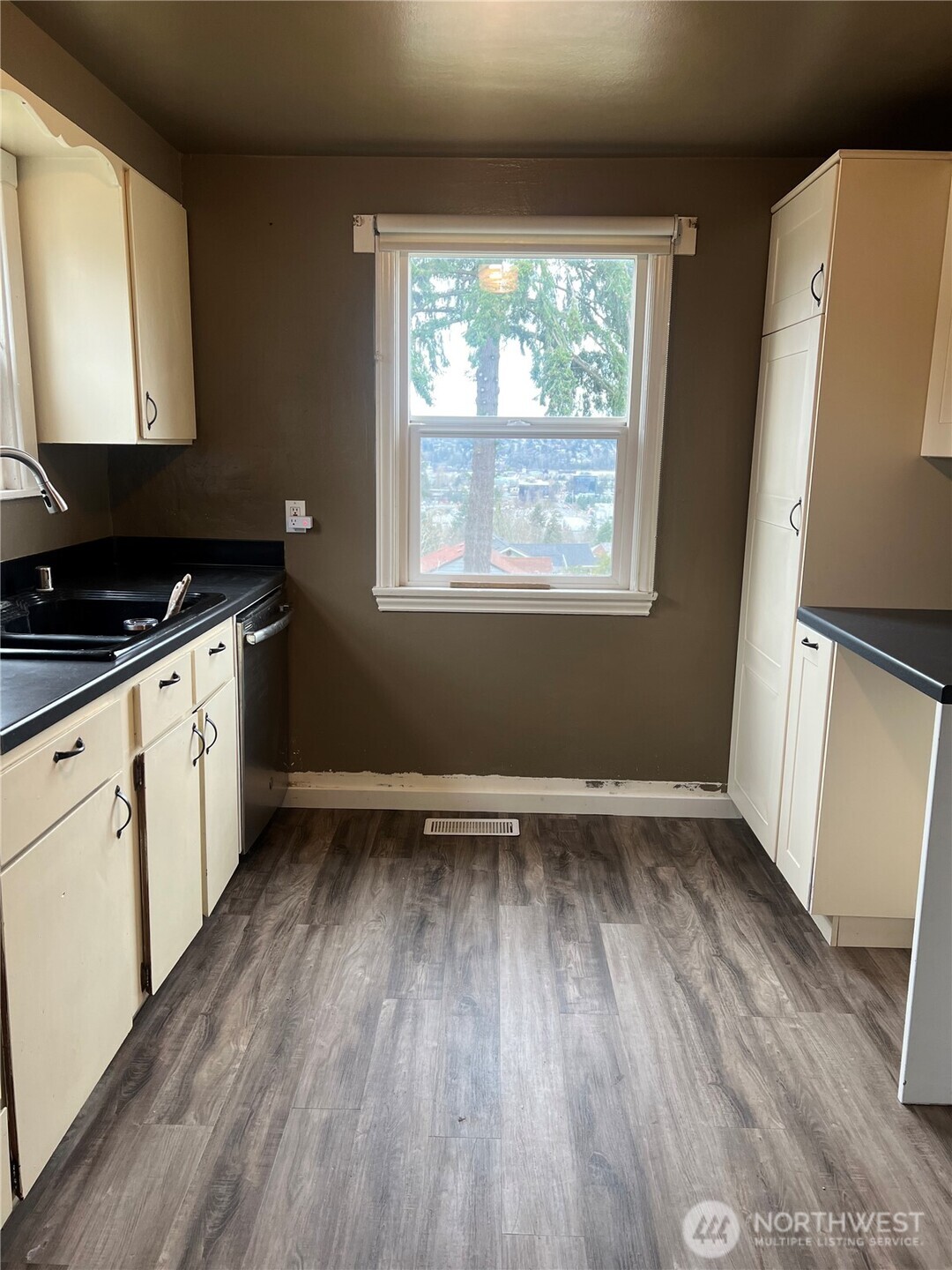 558 Windsor Place Northeast Renton, WA 98056 - Photo 13 of 20 an empty room with wooden floor and a window