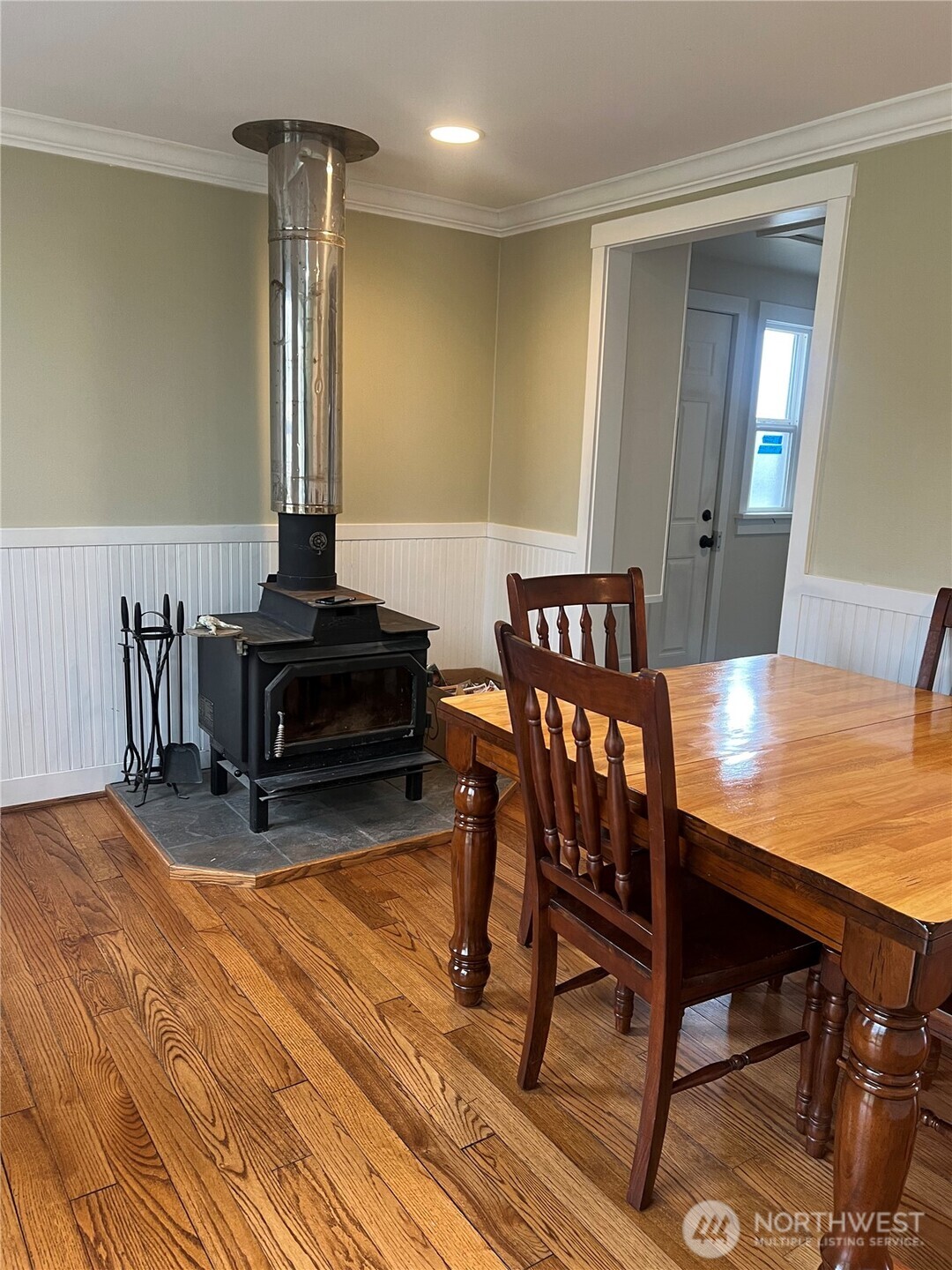 558 Windsor Place Northeast Renton, WA 98056 - Photo 5 of 20 a view of a livingroom with furniture and a table