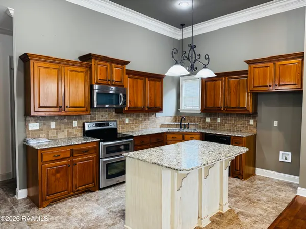$2,295 | 106 Shadow Springs Drive, Lafayette, LA 70508