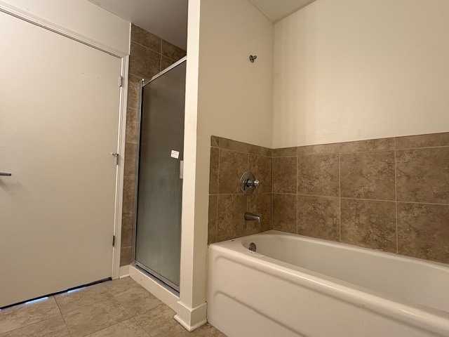 320 East 21st Street, Unit 405 Chicago, IL 60616 - Photo 14 of 15 a bathroom with a bathtub a toilet and a shower