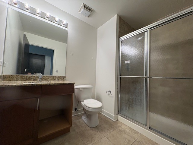 320 East 21st Street, Unit 405 Chicago, IL 60616 - Photo 10 of 15 a bathroom with a toilet a sink and a mirror