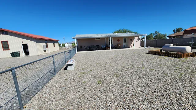 a view of a house with backyard