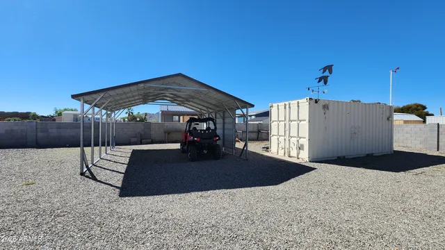 a view of a house with backyard