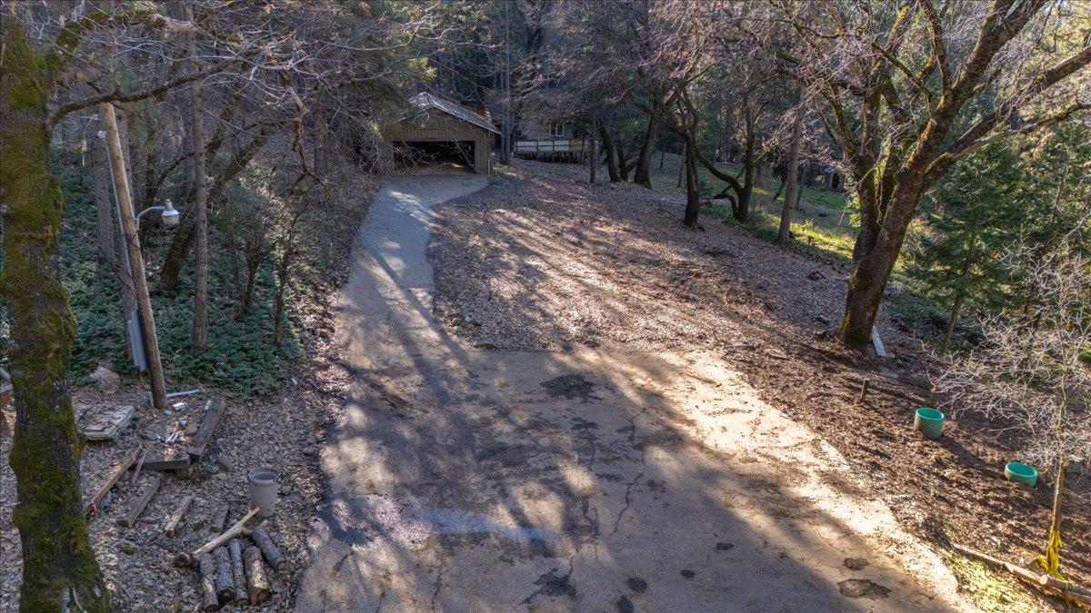 12056 North Bloomfield Road Nevada City, CA 95959 - Photo 39 of 50 a backyard of a house with lots of green space
