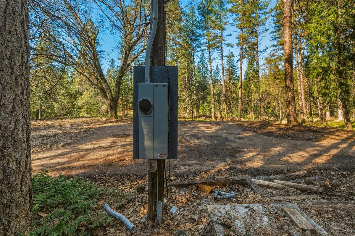 12056 North Bloomfield Road Nevada City, CA 95959 - Photo 5 of 50 a sign board with yard
