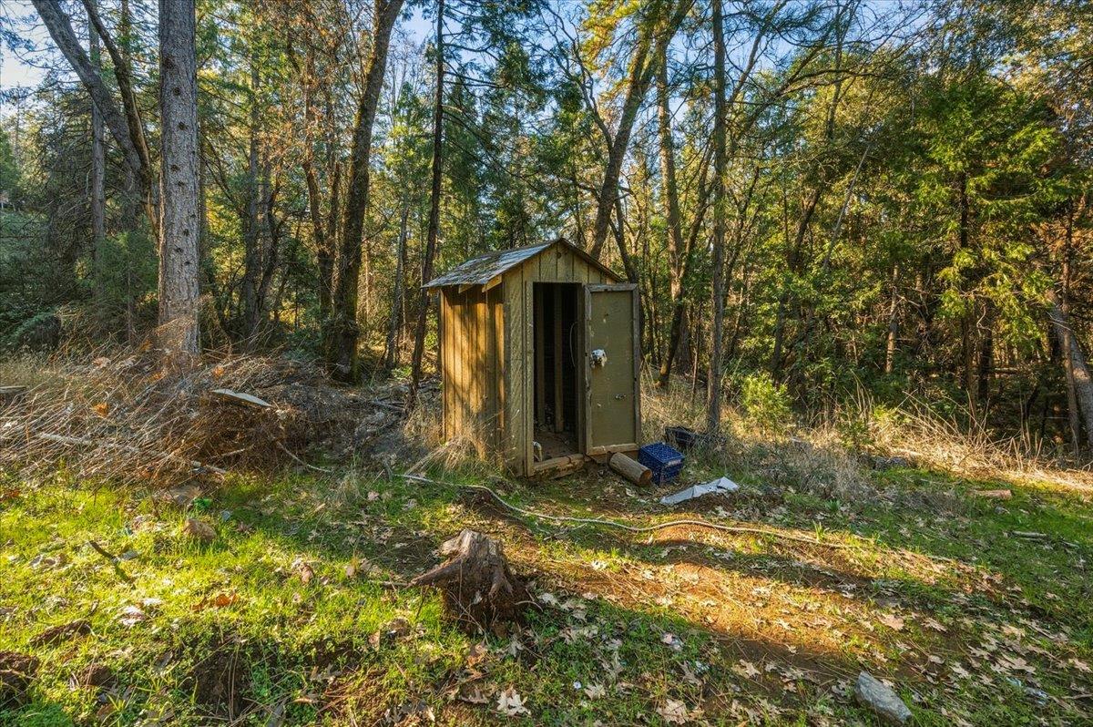 12056 North Bloomfield Road Nevada City, CA 95959 - Photo 7 of 50 a front view of a house with a yard