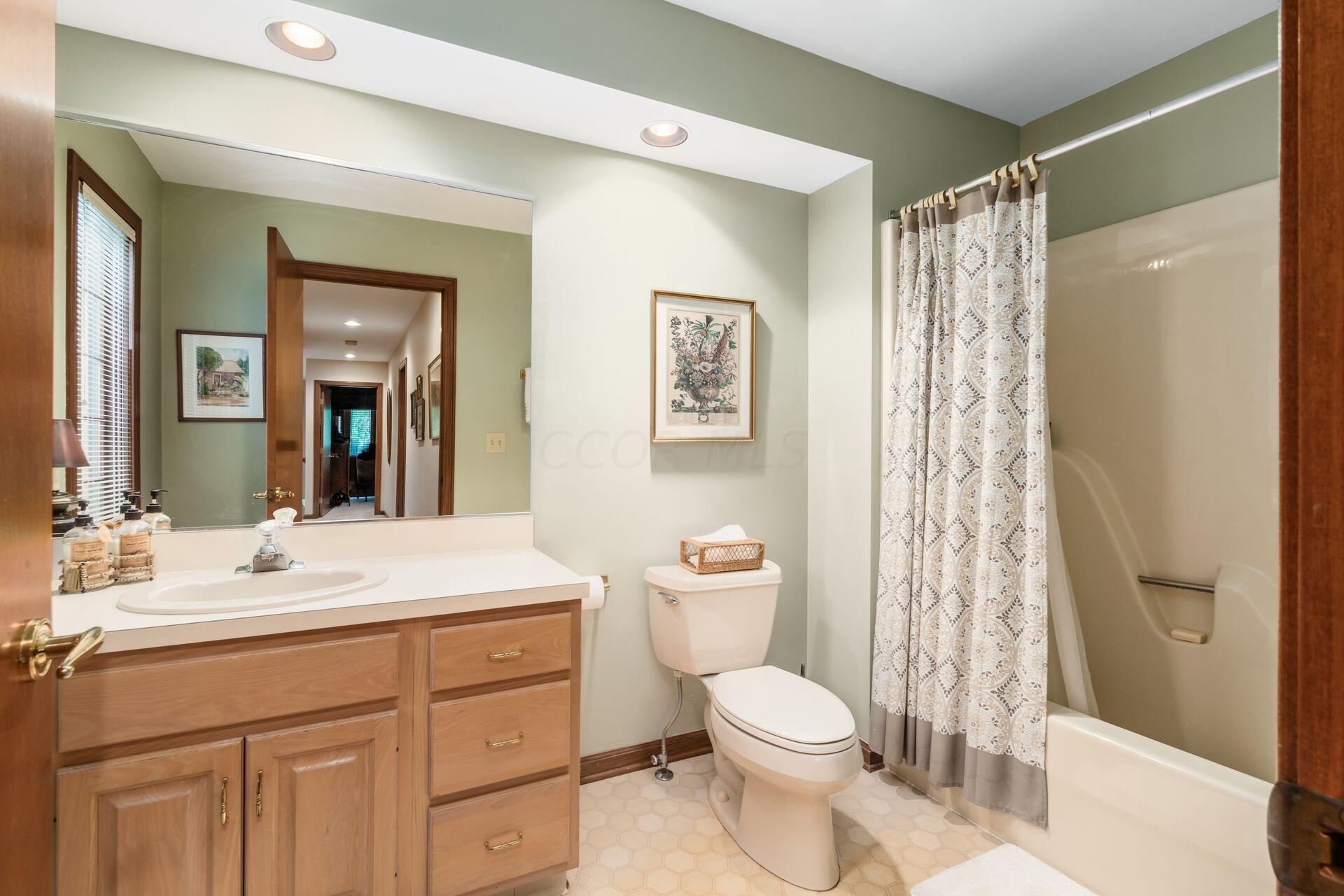 5617 Dublin Road Dublin, OH 43017 - Photo 29 of 40 Hall Bath