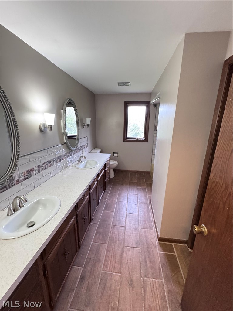 8615 Eberhart Road Northwest Dover, OH 44622 - Photo 11 of 38 Main bathroom