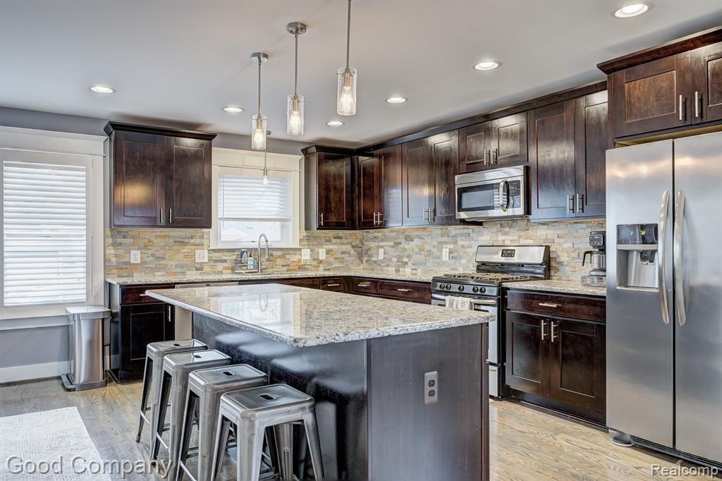 995 Cambridge Road Berkley, MI 48072 - Photo 15 of 55