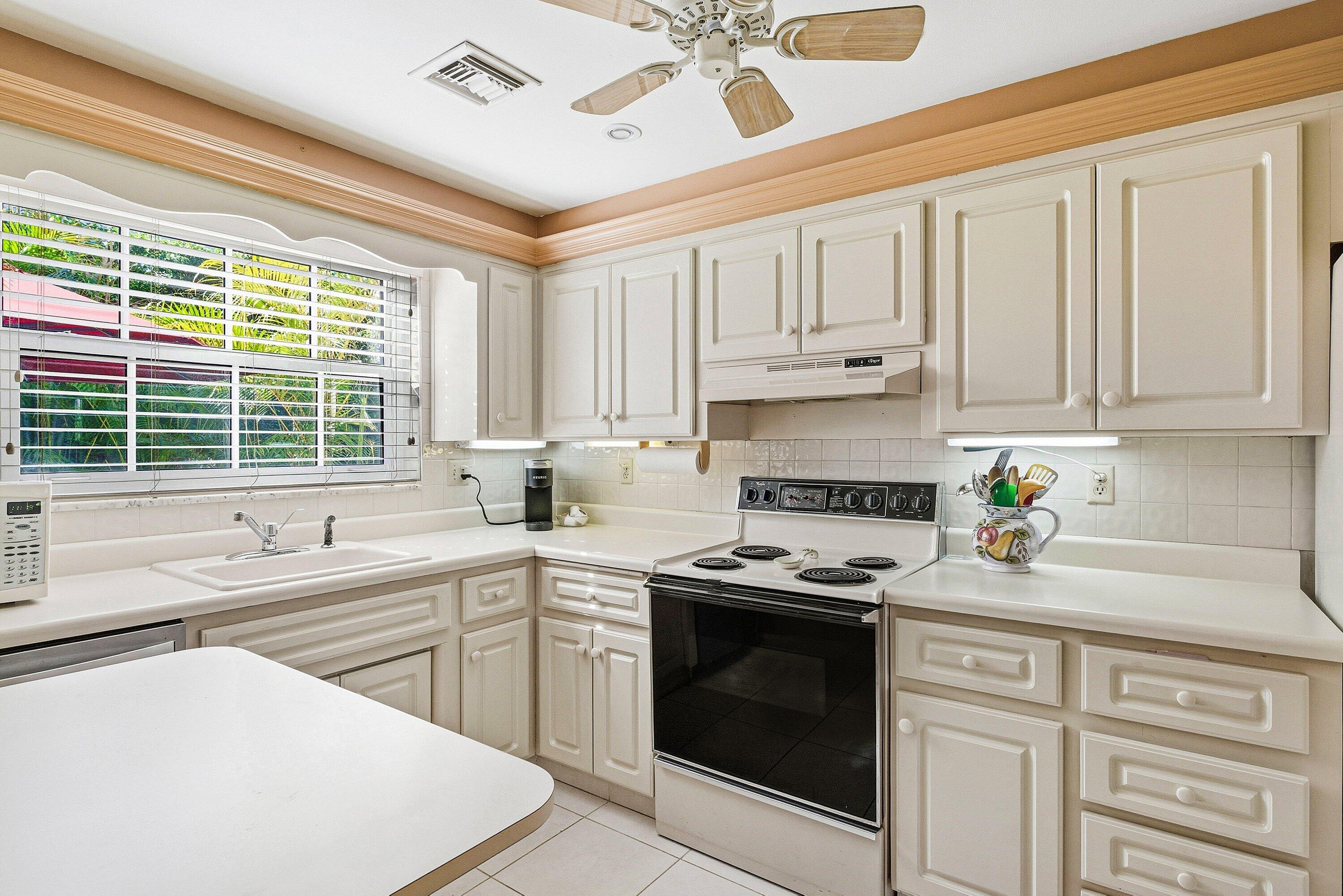 6590 North Ocean Boulevard, Unit 5 Ocean Ridge, FL 33435 - Photo 6 of 19 009-6590NorthOceanBoulevard-OceanRidge-F