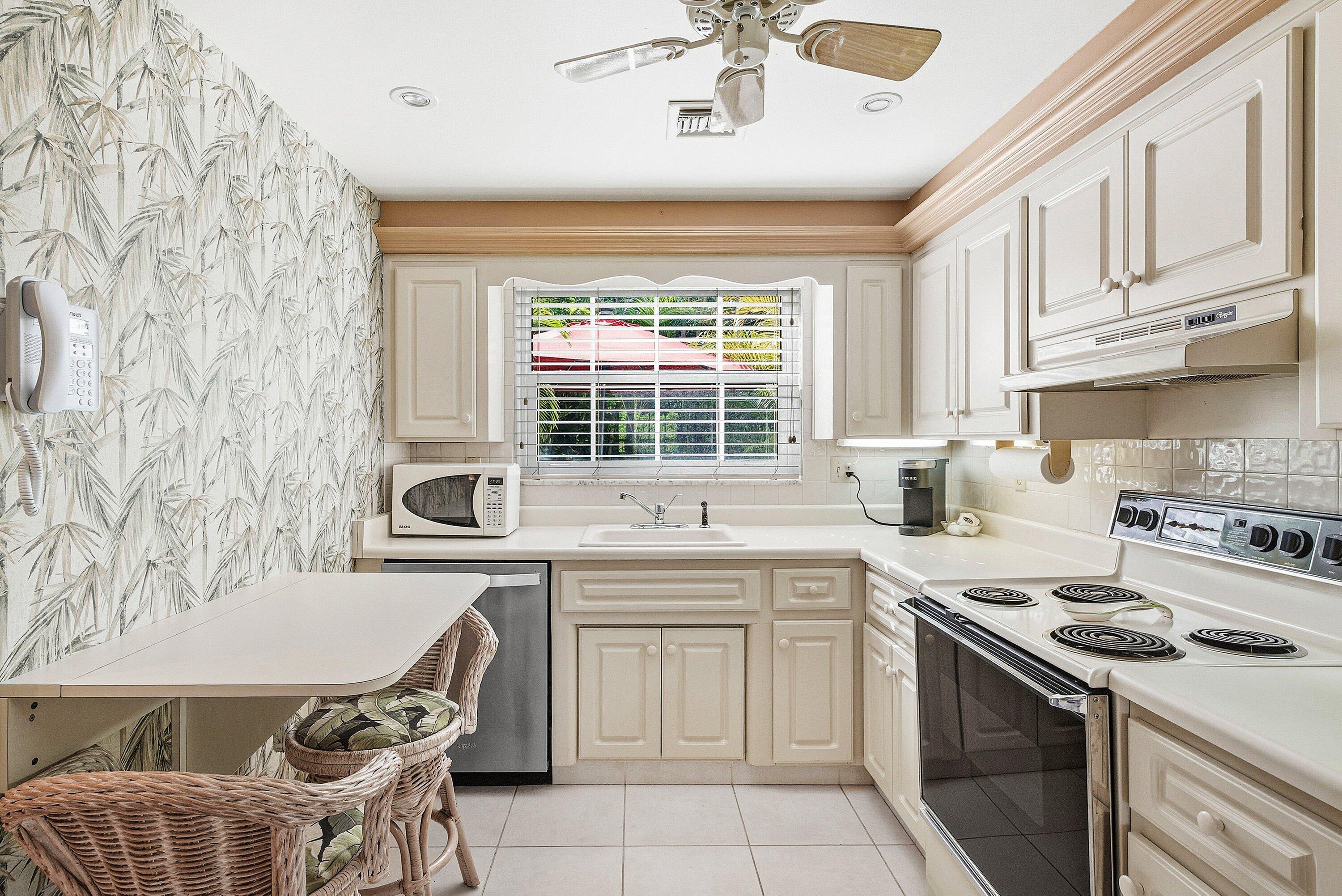 6590 North Ocean Boulevard, Unit 5 Ocean Ridge, FL 33435 - Photo 7 of 19 011-6590NorthOceanBoulevard-OceanRidge-F