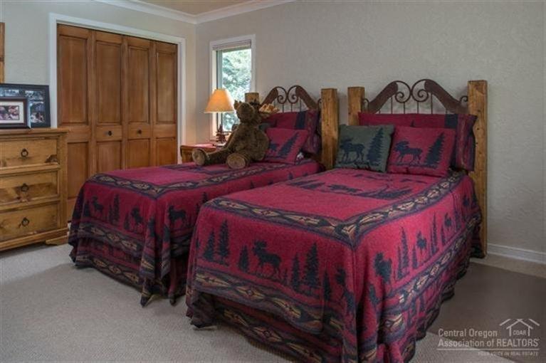 8 North Course Lane Sunriver, OR 97707 - Photo 14 of 24 Large guest bedrooms make the home perfe