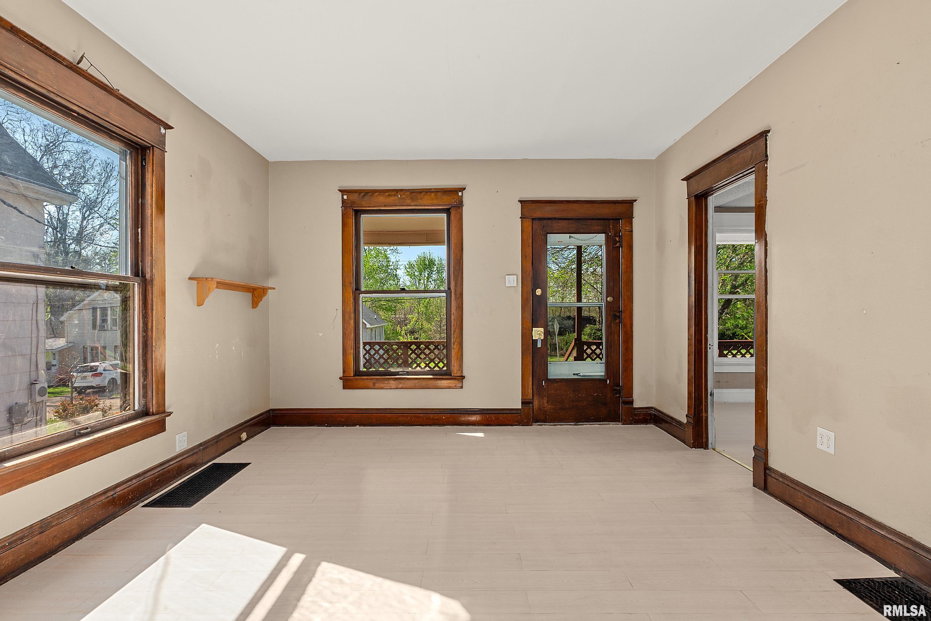 2887 Fulton Place Canton, IL 61520 - Photo 7 of 17