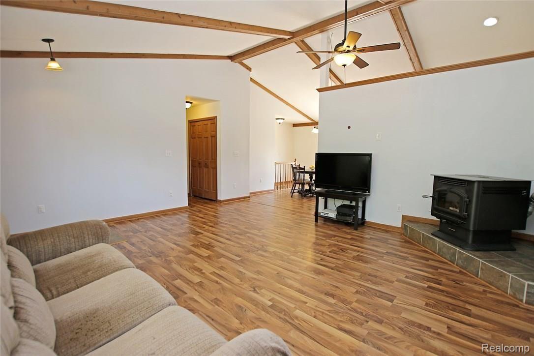 5959 Fox Lake Road Goodrich, MI 48438 - Photo 6 of 46 8) Living Room.jpg
