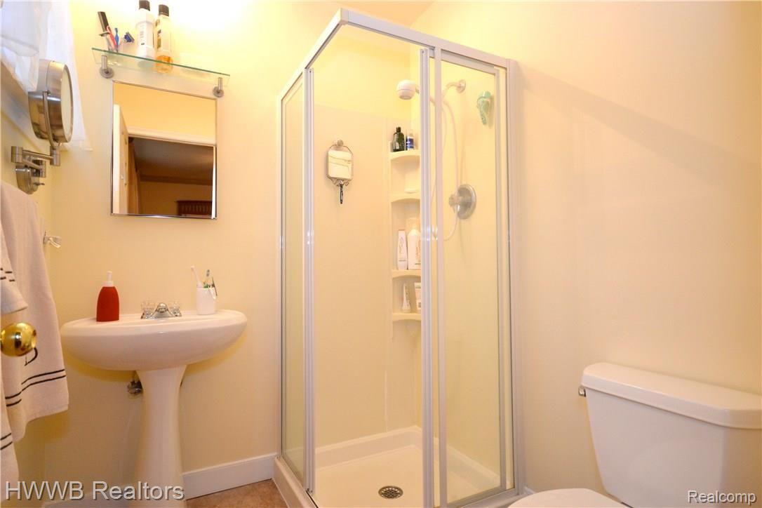 1990 East Gunn Road Rochester, MI 48306 - Photo 13 of 28 Master Bathroom