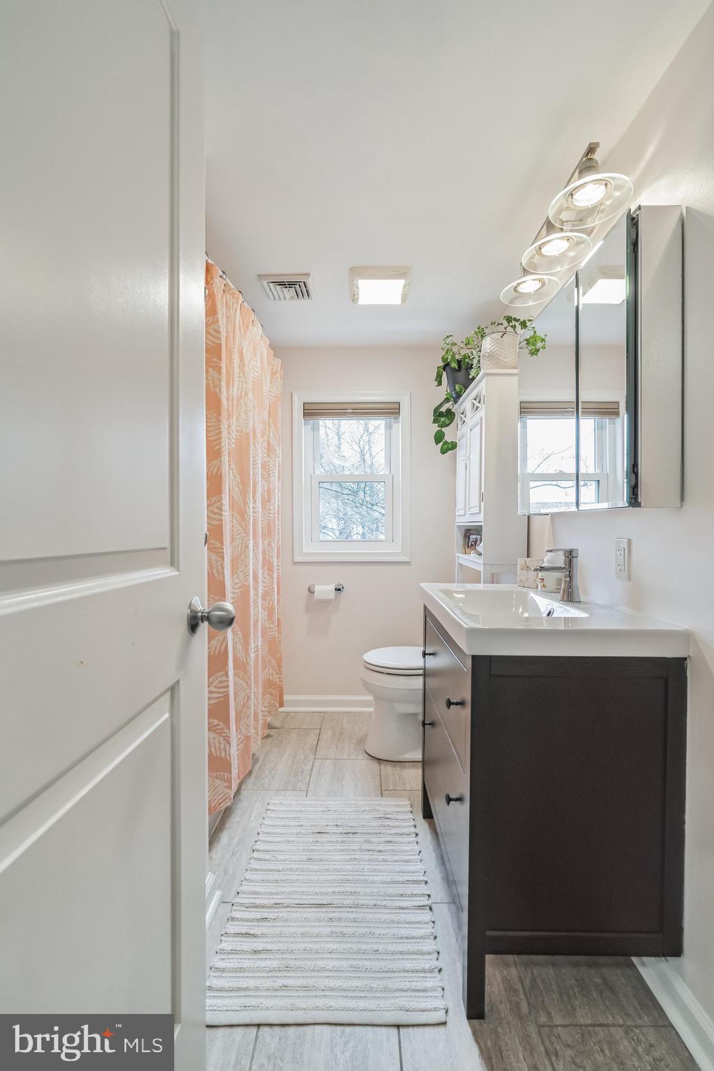 414 Ridley Avenue Folsom, PA 19033 - Photo 22 of 30 Shared Hall bathroom