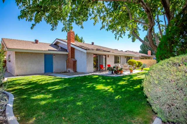 a view of a house with a backyard